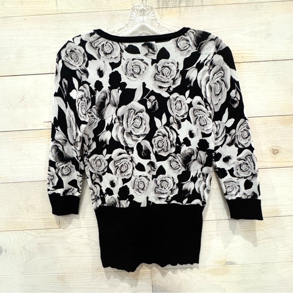 White house black market floral black white 3/4 sleeve sweater ❤️ - Picture 7 of 9